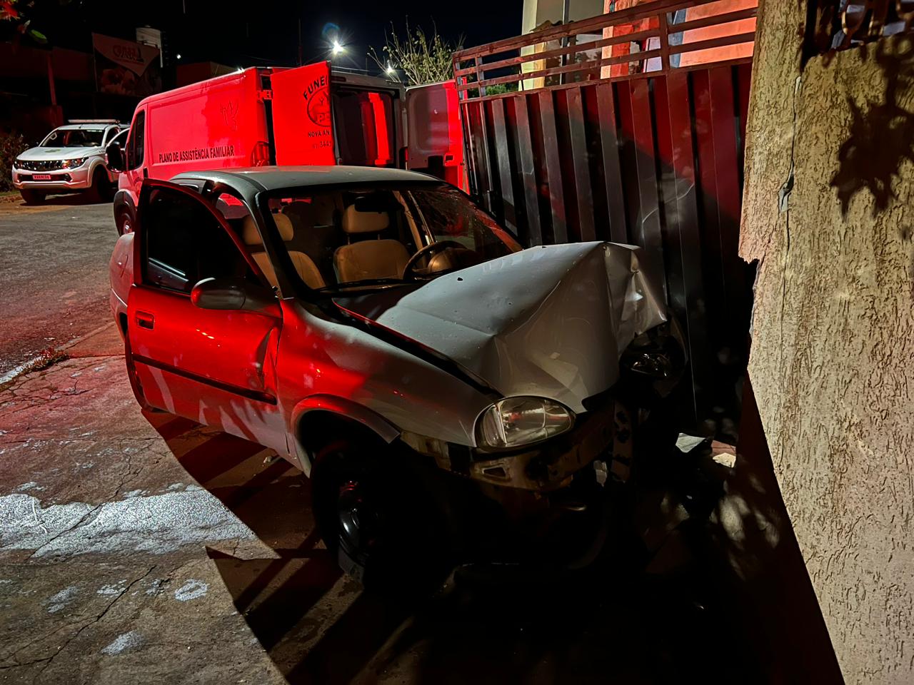 Autor arremessou o carro no portão da casa da vítima - Foto: Jornal da Nova